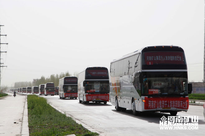 行進中的車隊，浩浩蕩蕩，蔚為壯觀.jpg